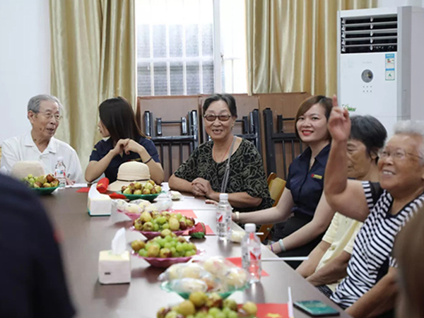 中庭裝飾集團(tuán)丨“情暖中秋，將愛傳承”——走進(jìn)金浦社區(qū)慰問高齡老人